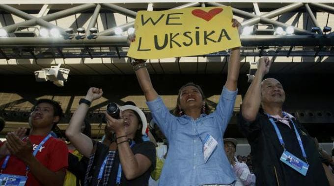 I fans celebrano la vittoria di Luksika Kumkhum su Petra Kvitova
