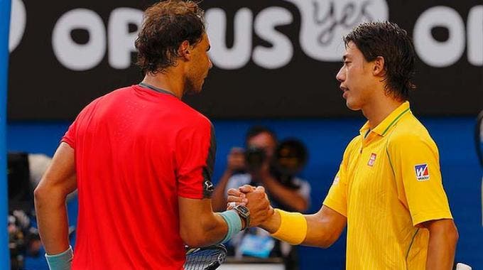 La stretta di mano tra Rafael Nadal e Kei Nishikori