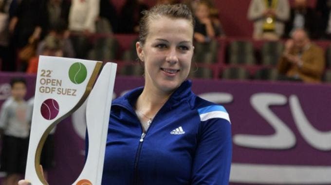 Anastasia Pvalyuchenkova con il trofeo del 22esimo Open GDF Suez