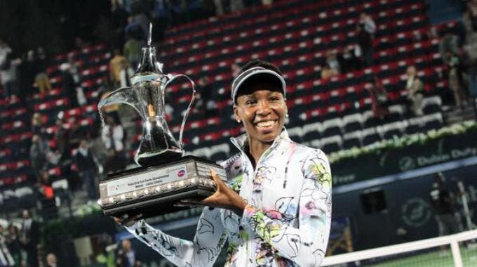 Venus Williams con il trofeo vinto a Dubai