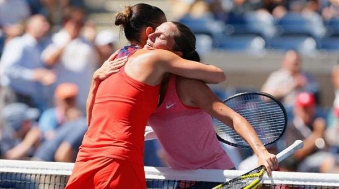 L'abbraccio tra Flavia Pennetta e Roberta Vinci nel quarto di finale degli US Open 2013