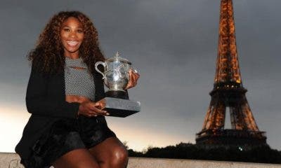 Serena Williams posa con il trofeo del Roland Garros davanti alla torre Eiffel (foto di Art Seitz)