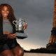 Serena Williams posa con il trofeo del Roland Garros davanti alla torre Eiffel (foto di Art Seitz)