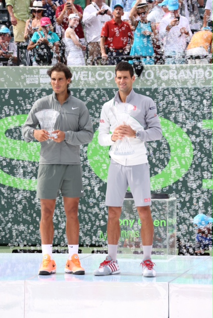 Nadal e Djokovic durante la premiazione, Miami 2014 (foto ART SEITZ)