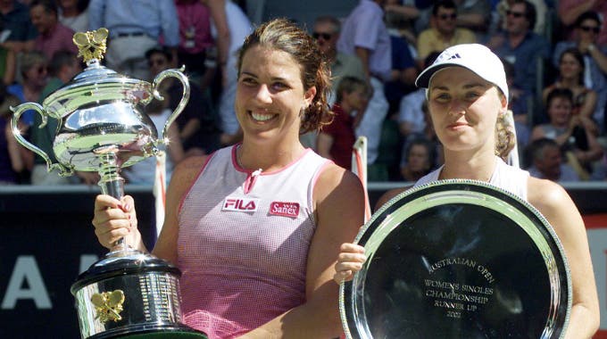 Jennifer Capriati e Martina Hingis durante la premiazione degli Australian Open del 2002