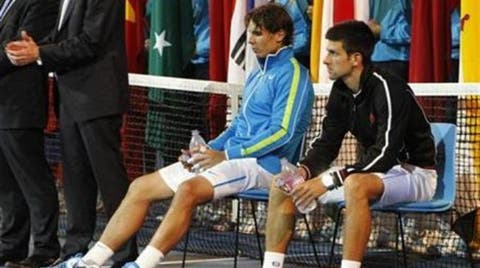 Rafael Nadal e Novak Djokovic si riposano durante la premiazione degli Australian Open 2012