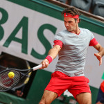 Roger Federer in azione al Roland Garros 2014 (foto by IKE LEUS)