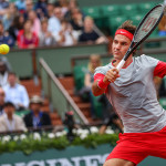 Roger Federer in azione al Roland Garros 2014 (foto by IKE LEUS)