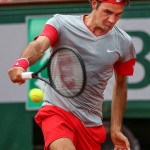 Roger Federer in azione al Roland Garros 2014 (foto by IKE LEUS)