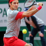 Roger Federer in azione al Roland Garros 2014 (foto by IKE LEUS)