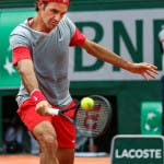 Roger Federer in azione al Roland Garros 2014 (foto by IKE LEUS)