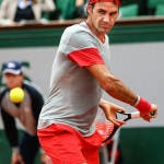Roger Federer in azione al Roland Garros 2014 (foto by IKE LEUS)