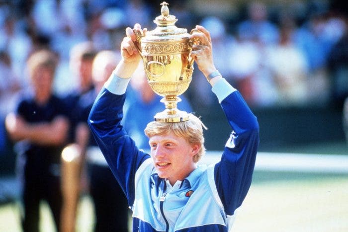 Boris Becker alza il trofeo di Wimbledon 1985