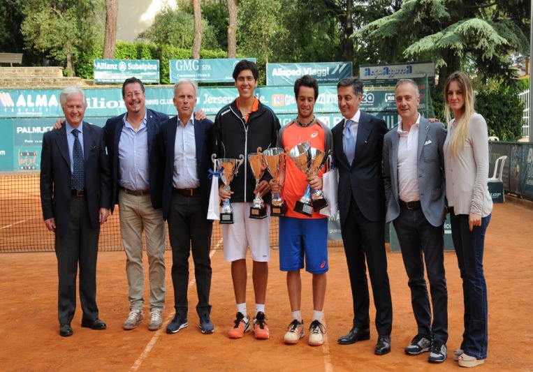 La foto della premiazione con Turchetti