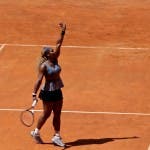Serena Williams saluta il pubblico di Roma dopo la vittoria (foto C. GIULIANI)