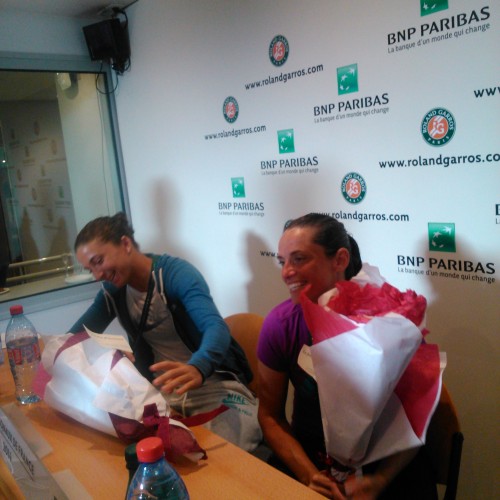 Sara Errani e Roberta Vinci ricevono un mazzo di fiori da Ubaldo Scanagatta