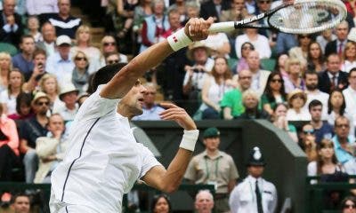 Lo smash di Djokovic a Wimbledon (foto ART SEITZ)