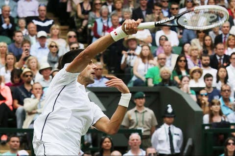 Lo smash di Djokovic a Wimbledon (foto ART SEITZ)