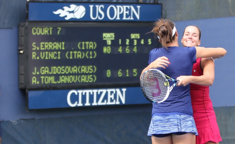 Gajdosova e Tomljanovic si abbracciano a fine partita. Foto di LUIGI SERRA