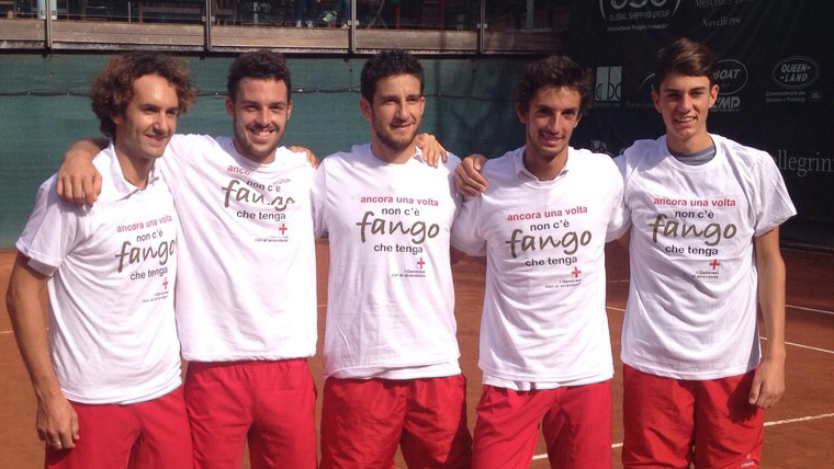 I ragazzi del TC Genova con le magliette "Non c'è fango che tenga"
