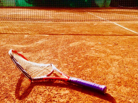 Tennis di periferia, la racchetta rotta