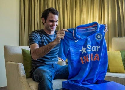 Roger Federer con la maglietta della nazionale di cricket indiana.