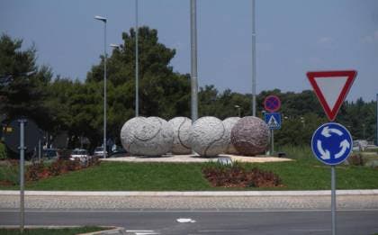 La scultura rappresentante le palline da tennis nella rotatoria che porta ai campi dell’ATP 250 di Umago