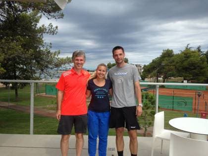 Gli inviati di Ubitennis con il responsabile del centro Tomislav Raca (il primo  a destra) con sullo sfondo i campi della Tennis Academy