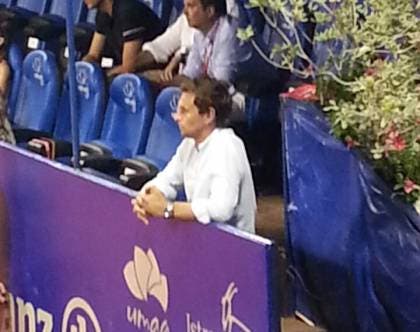 Il direttore del torneo Frankopan assiste preoccupato al tie break del secondo set tra Monfils e Kohlschreiber (foto di Ilvio Vidovich) 
