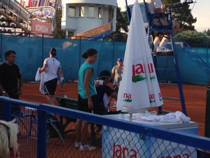 A causa delle elevate temperature, un'addetta al torneo applica il ghiaccio a Paolo Lorenzi durante il match contro Trevisan (foto di Laura Guidobaldi)