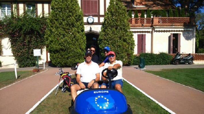 Djokovic e il suo team impegnati sul campo da golf