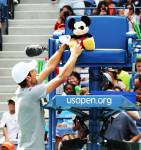 Nole Djokovic sceglie Mickey Mouse come giudice di sedia - US Open 2015 (foto di Art Seitz)