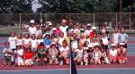 Chris e Jimmy Evert posano coi ragazzini del campo estivo, Holiday Park Tennis Pro 1984 (foto di Art Seitz)