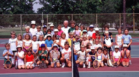 Chris e Jimmy Evert posano coi ragazzini del campo estivo, Holiday Park Tennis Pro 1984 (foto di Art Seitz)