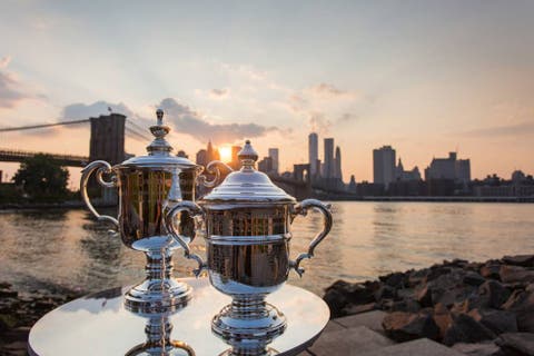I trofei dello US Open, sullo sfondo il Brooklyn Bridge