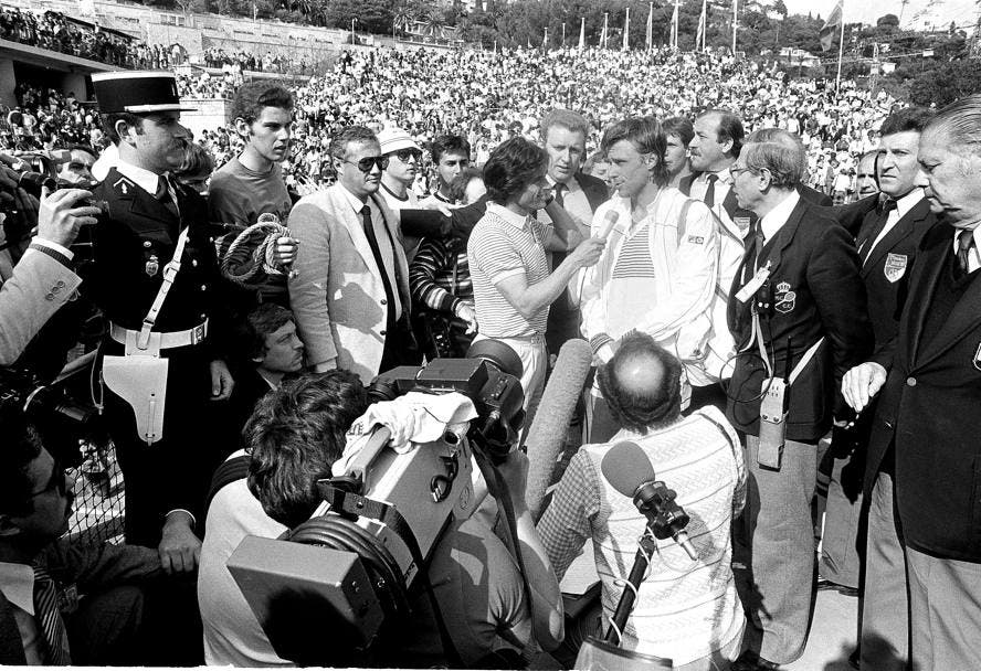 Bjorn Borg assediato da giornalisti e appassionati dopo la vittoria su José Luis Clerc, Montecarlo 1983