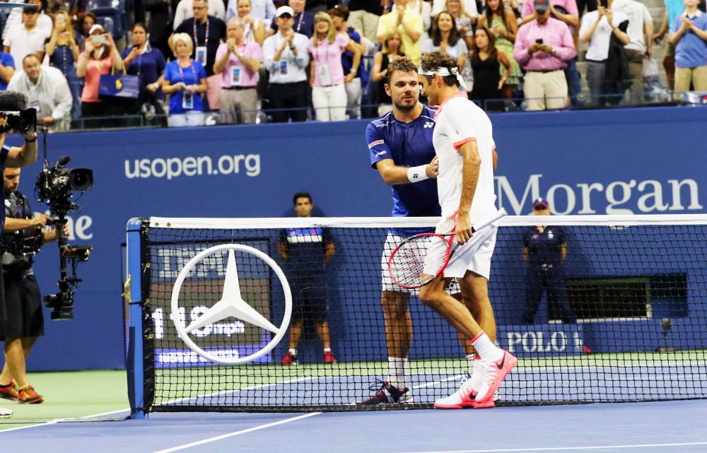 Roger Federer stringe la mano a Stan Wawrinka - SF US Open 2015 (foto di Art Seitz)