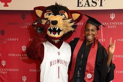 Venus Williams posa con Red Wolf, la mascotte dell'Indiana University