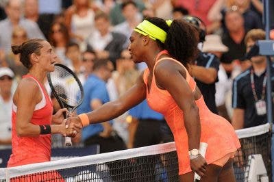 Roberta Vinci stringe la mano a Serena Williams - SF US Open 2015 (foto di Bob Straus)
