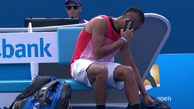 Nick Kyrgios mentre parla al telefono