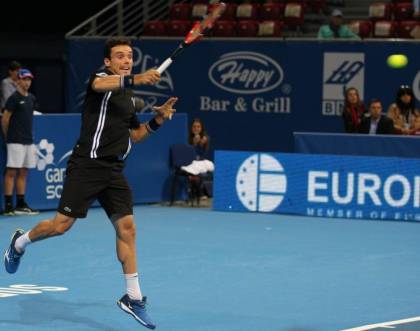 Roberto Bautista Agut - ATP Sofia 2016 (foto di Ivan Mrankov) La prima finale del torneo di Sofia vede lo scontro tra la testa serie numero 1 Roberto Bautista Agut e la testa di serie numero 2 Viktor Troicki. I due sono tra i giocatori più in forma del circuito: entrambi hanno già vinto un torneo (rispettivamente Aukland e Sidney) ed entrambi hanno dichiarato di voler entrare nei top 10 quest'anno. Il percorso per arrivare in finale e' stato più leggero per lo spagnolo che non ha mai ceduto un set e vanta una partita in meno grazie al ritiro di un suo avversario mentre il serbo ha dovuto affrontare un match molto dispendioso (fisicamente ed emotivamente) in semifinale. I primi sette game seguono pedissequamente la regola del servizio senza che nessuno riesca a procurarsi una palla break. Bautista Agut cerca di prolungare gli scambi, sa che in caso di terzo set, sarebbe sicuramente favorito in virtù della maggior freschezza atletica. Troicki serve con molta attenzione, cercando di accorciare gli scambi. Nell'ottavo game il gioco si fa più intenso: grazie a due scambi molto ben giocati e a un gran vincente di dritto lo spagnolo si procura la prima palla break che trasforma subito dopo con un drop shot su cui lo stanco serbo arriva in ritardo. 5:3 per Bautista Agut che va a servire per il set. Troicki cerca di reagire portandosi 15-30 ma un bel dritto e un servizio vincente pongono fine ai suoi sforzi. Bautista Agut vs Troicki 63 Tutto sembra volgere contro il serbo: il dato più preoccupante per lui e' che lo spagnolo non ha mai ceduto il servizio in tutto il torneo e nel primo set non ha concesso nemmeno una palla break. Il primo game del secondo set si rivela lungo e intenso: Troicki annulla 2 palle break ma la terza gli e' fatale. Il serbo non ci sta e tenta di reagire: con furia agonistica mette più energia in tutti i colpi e strappa a 15 la battuta a Bautista Agut. Lo spagnolo non si scompone, continua a perseguire il suo piano di prolungare al massimo gli scambi pur mantenendo l'iniziativa e non rinunciando a prendere rischi. Con una bella risposta si procura una palla break che trasforma con un vincente di dritto. Il secondo break nei confronti Troicki, si rivela decisivo: lo spagnolo concede poco o niente nei suoi turni di battuta e usa sempre più spesso la palla corta per mettere in difficoltà il serbo che pur riuscendo a mantenere i rimanenti turni di servizio non riesce a procurasi alcuna palla break.