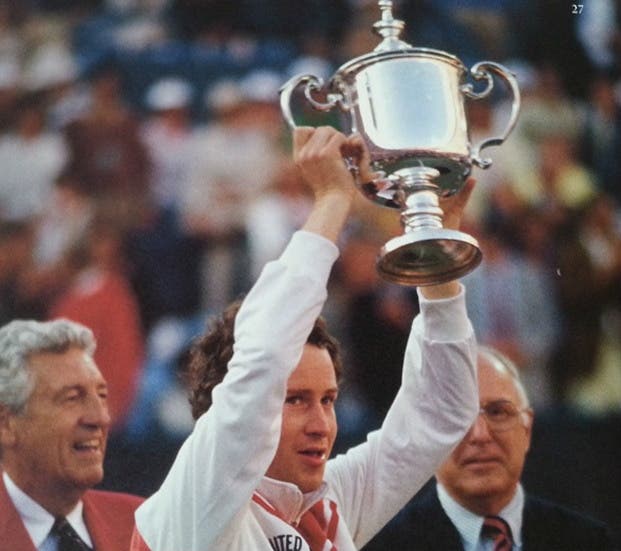 John McEnroe solleva il trofeo dello US Open 1984