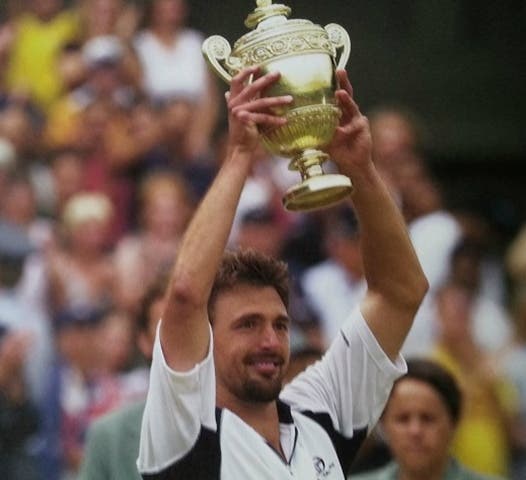 Goran Ivanisevic col trofeo di Wimbledon 2001