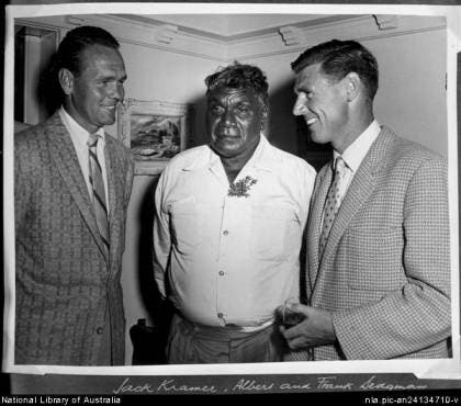 Kramer e Sedgman con l'artista aborigeno Albert Namatjira