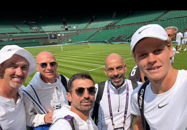 Jannik Sinner con il suo staff a Wimbledon (Instagram @janniksin