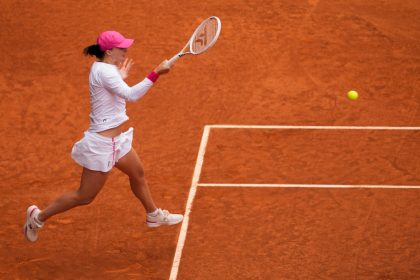 WTA Roma: Swiatek irriconoscibile nel secondo set ma Putintseva la grazia. Badosa rimonta Shnaider-
