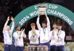 La nazionale italiana sotto i coriandoli dopo la vittoria della Coppa Davis 2024 (foto Florin Baltatoiu)