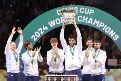 La nazionale italiana sotto i coriandoli dopo la vittoria della Coppa Davis 2024 (foto Florin Baltatoiu)