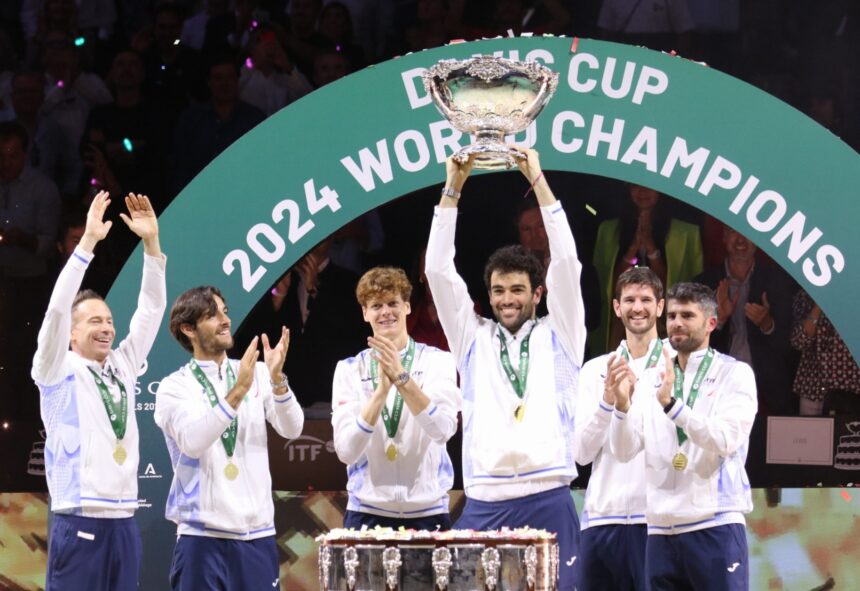 La nazionale italiana sotto i coriandoli dopo la vittoria della Coppa Davis 2024 (foto Florin Baltatoiu)