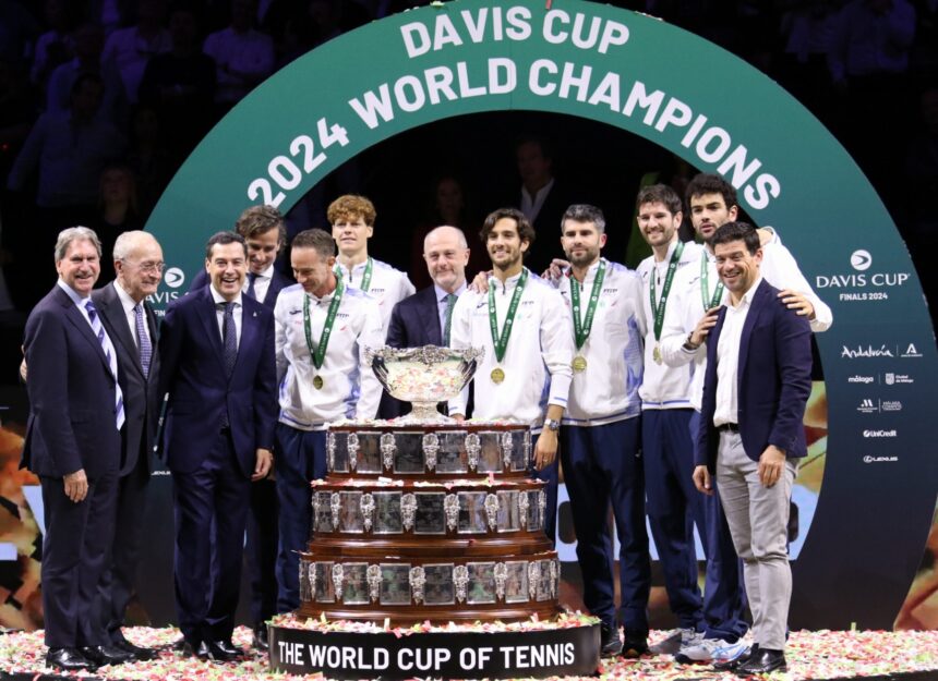 La nazionale italiana sotto i coriandoli dopo la vittoria della Coppa Davis 2024 (foto Florin Baltatoiu)